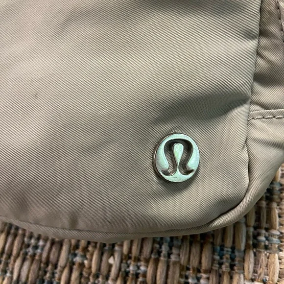 Lululemon Athletica Gray Belt Bag with Adjustable Straps - Picture 3 of 7
